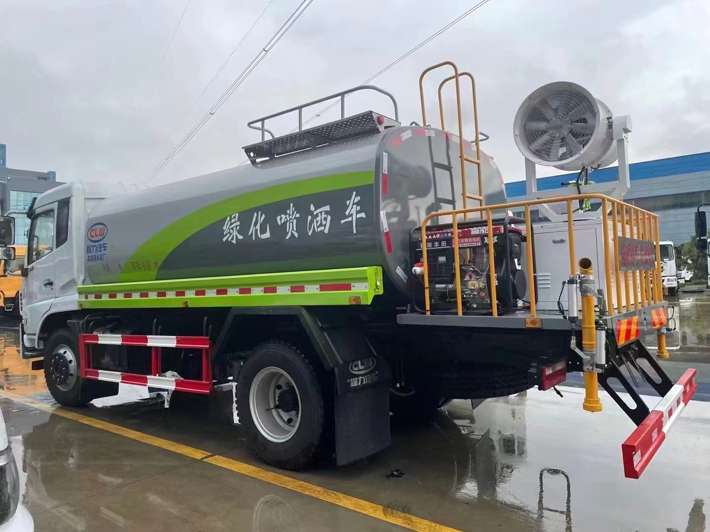 12方新款洒水车