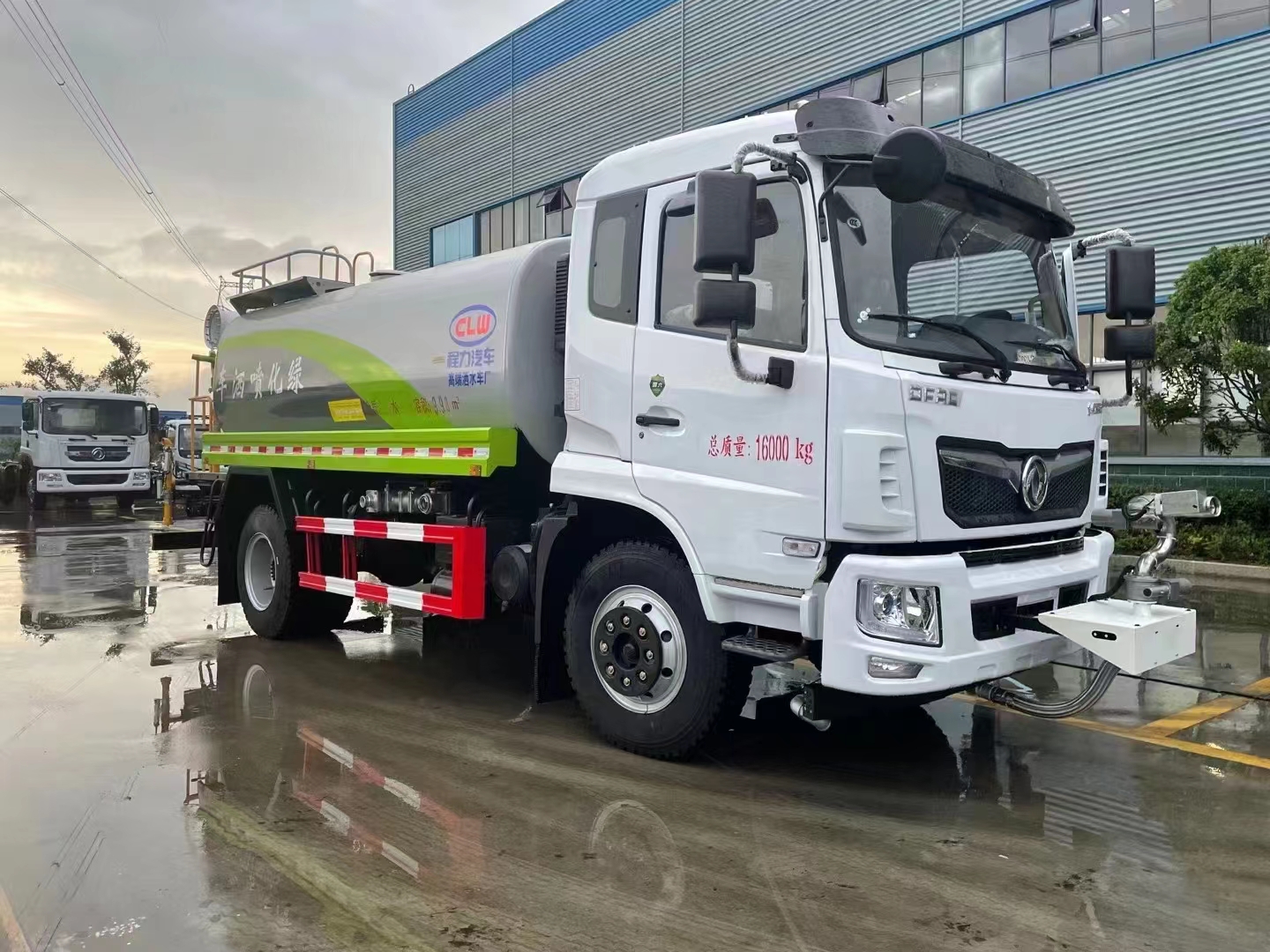 12方新款洒水车