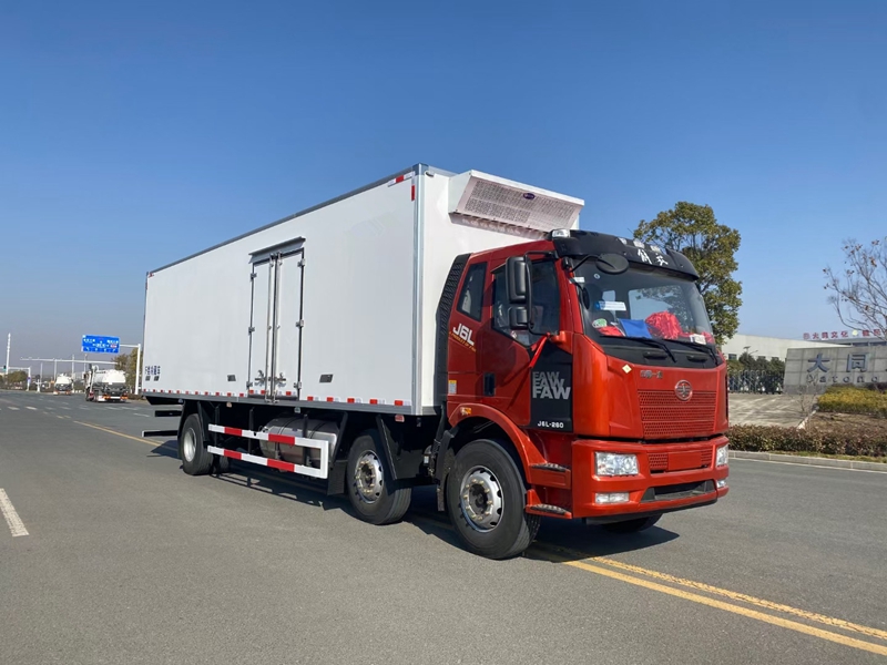 解放J6L小三轴9米6国六(天然气)冷藏车