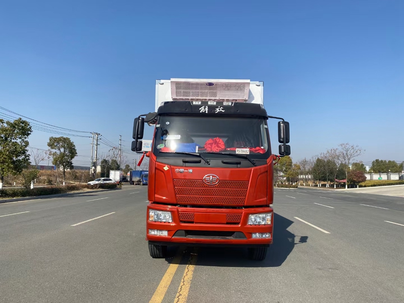 解放J6L小三轴9米6国六(天然气)冷藏车