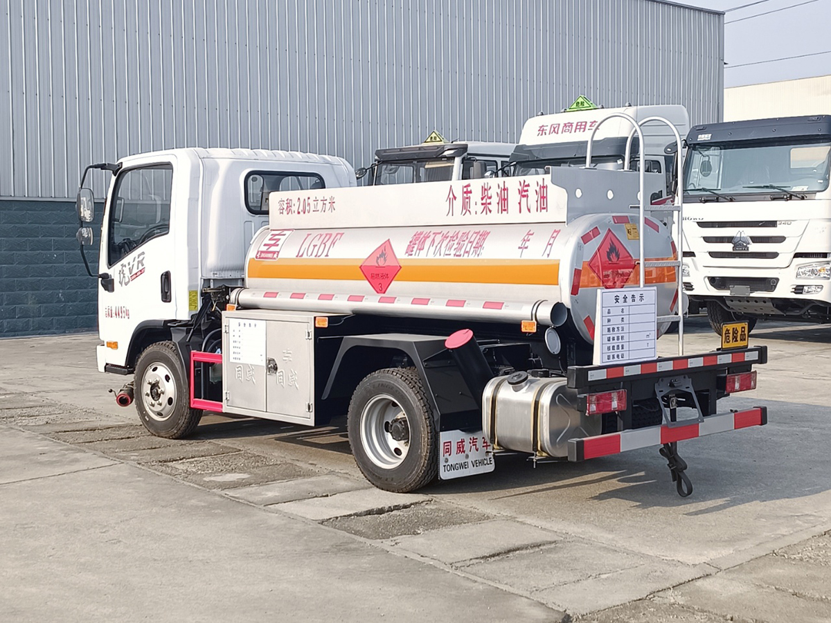 解放虎VR2吨油罐车