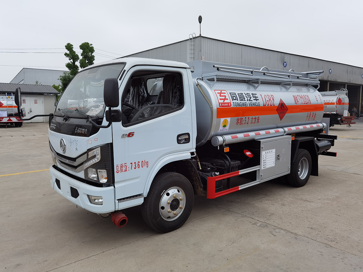 东风多利卡5吨油罐车