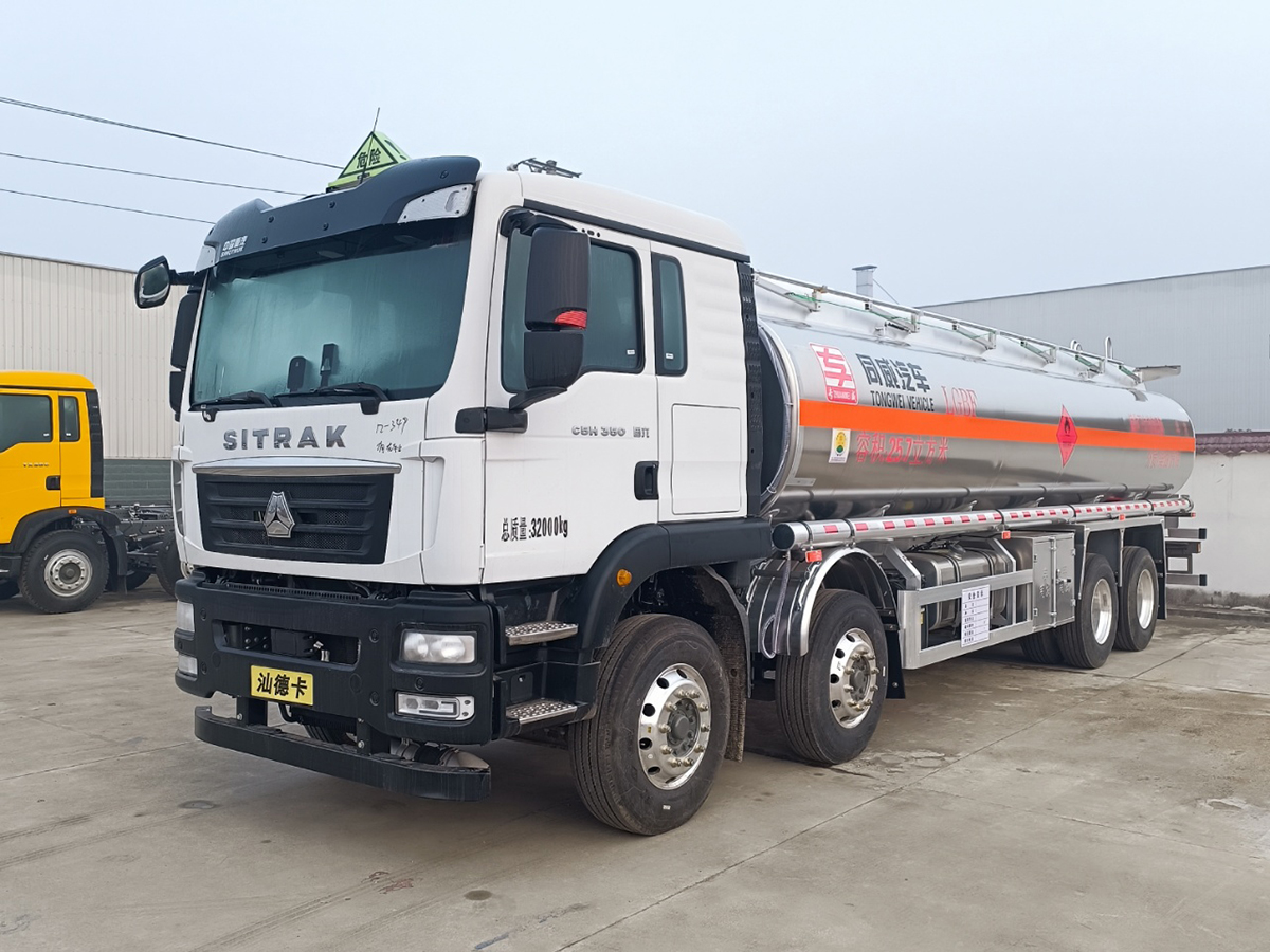 重汽汕德卡前四后八25吨油罐车