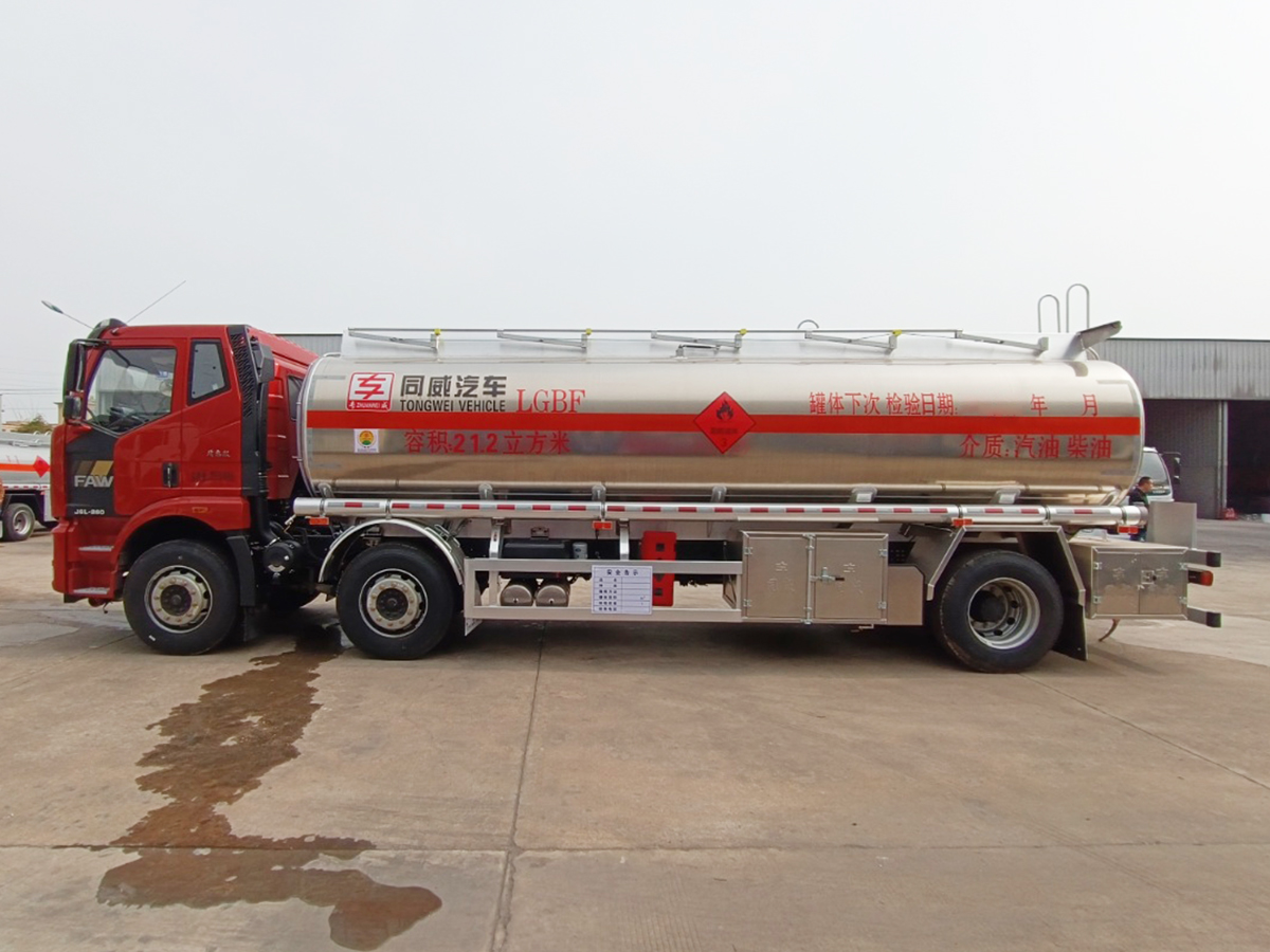 解放J6L小三轴15吨铝合金油罐车