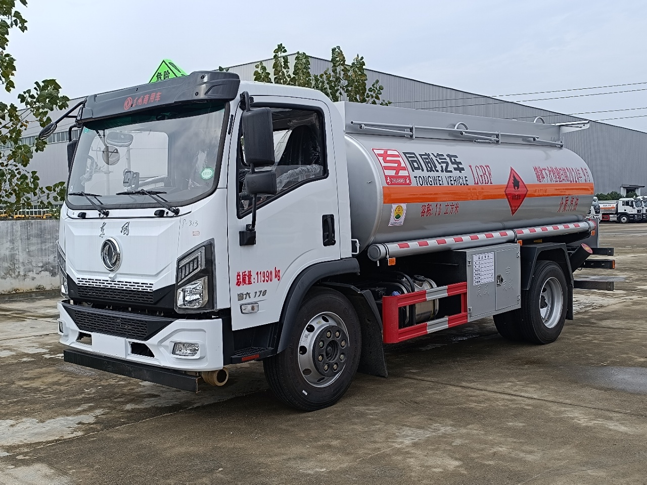 东风商用8吨油罐车