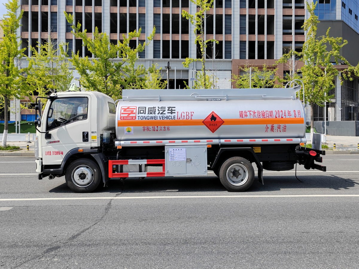 重汽豪沃8吨油罐车